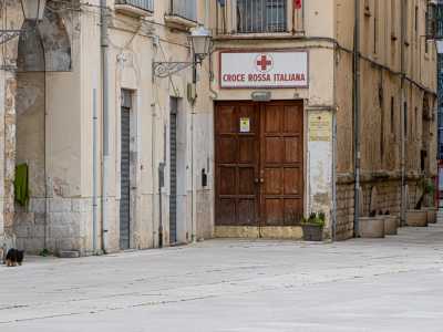 Al piano terra si apre infine il portone d�accesso sovrastato dalla grande insegna lignea con l�emblema della Croce Rossa
